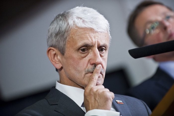 Ilustračný obrázok k článku SVET O SLOVENSKU: Dzurinda píše Orbánovi o šialených dňoch