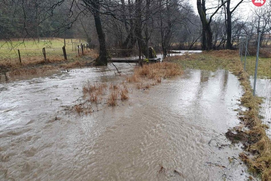 Ilustračný obrázok k článku Vyliala sa aj Domanižanka: Vodný živel na FOTKÁCH!