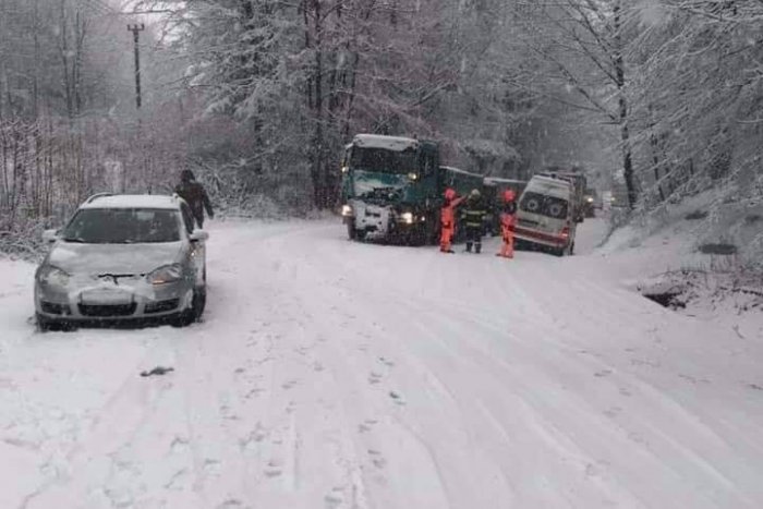 Ilustračný obrázok k článku Skrížené kamióny komplikujú dopravu: Viaceré úseky uzavreli