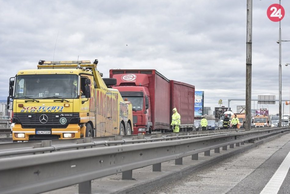 Ilustračný obrázok k článku NEHODY a kolóny na cestách v Bratislave: Vodiči, rátajte s poriadnym zdržaním