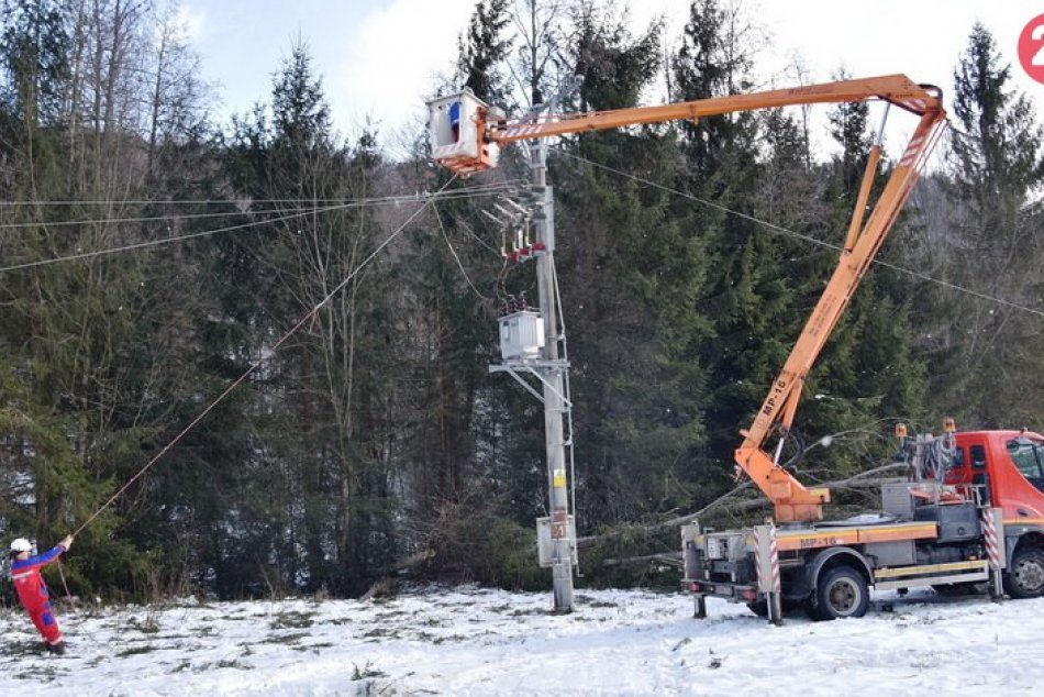 Ilustračný obrázok k článku Bez prúdu sú mnohí ľudia na strednom Slovensku: NAJHORŠIA situácia je na Horehroní
