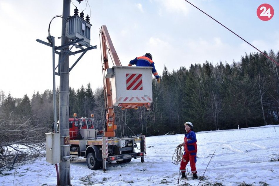Ilustračný obrázok k článku Veľké výpadky elektriny v Banskobystrickom kraji: Bez prúdu je vyše 10-tisíc odberných miest