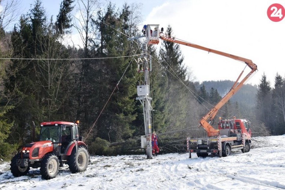 Ilustračný obrázok k článku Časť Zvolena je bez PRÚDU: Pri silnom SNEŽENÍ sa ZLOMIL stĺp elektrického vedenia