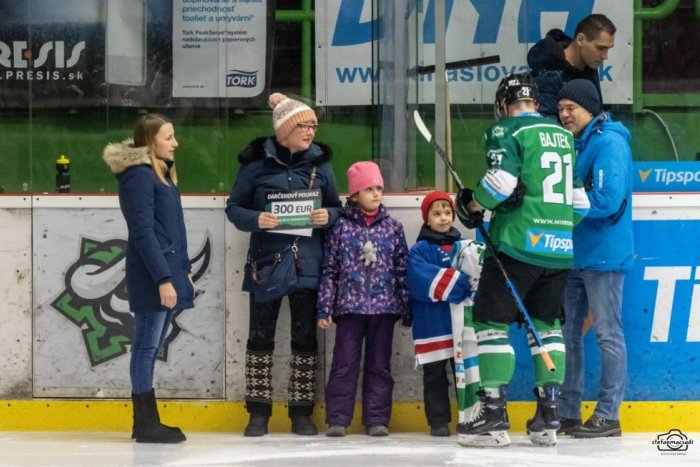 Ilustračný obrázok k článku Hokejisti pomohli ťažko skúšaným rodinám: Rozdelili im výťažok z dražby dresov