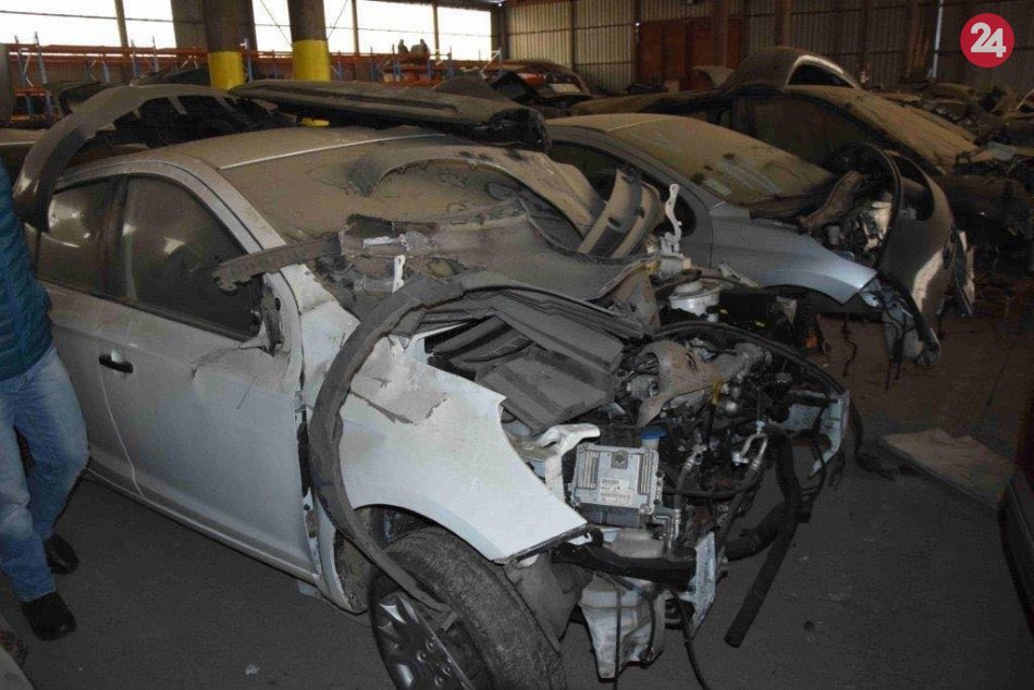 Ilustračný obrázok k článku Veľký úlovok zvolenských policajtov: Našli plné sklady rozobratých áut, FOTO