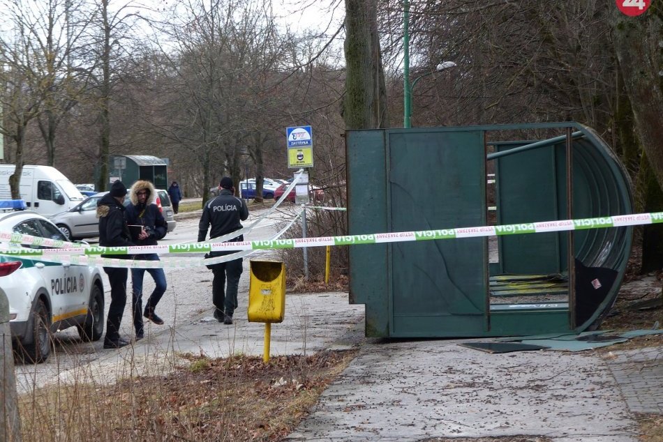 Ilustračný obrázok k článku Revúcky primátor v reakcii na tragédiu v Myjave: Ako sú zabezpečené zastávky v meste?