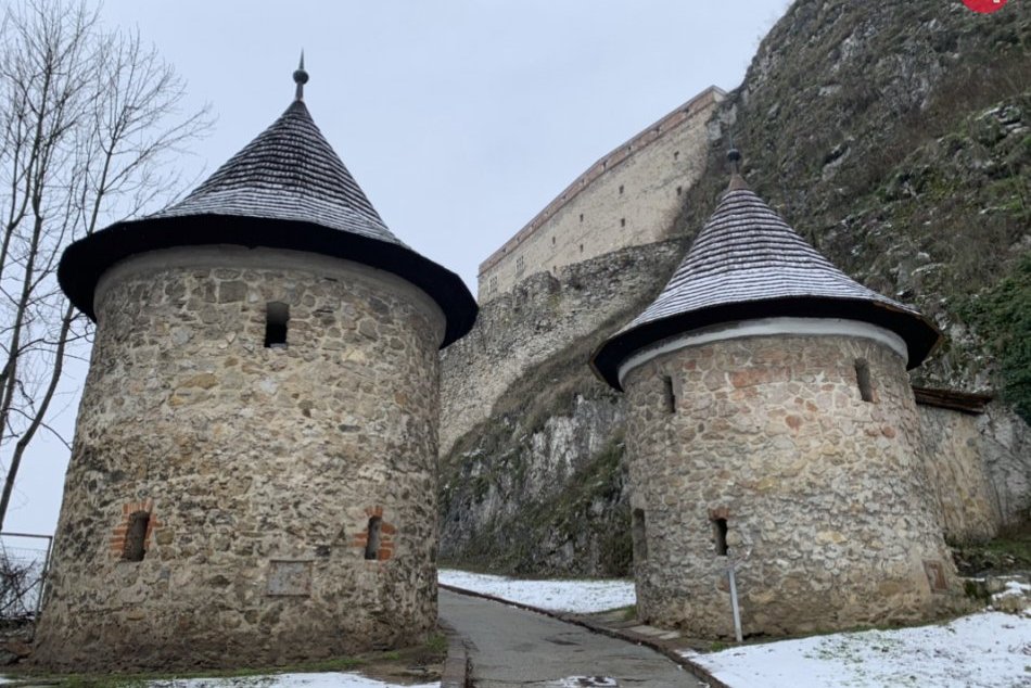 Ilustračný obrázok k článku Cesta na Trenčiansky hrad sa vynoví: Voziť nás bude aj vláčik