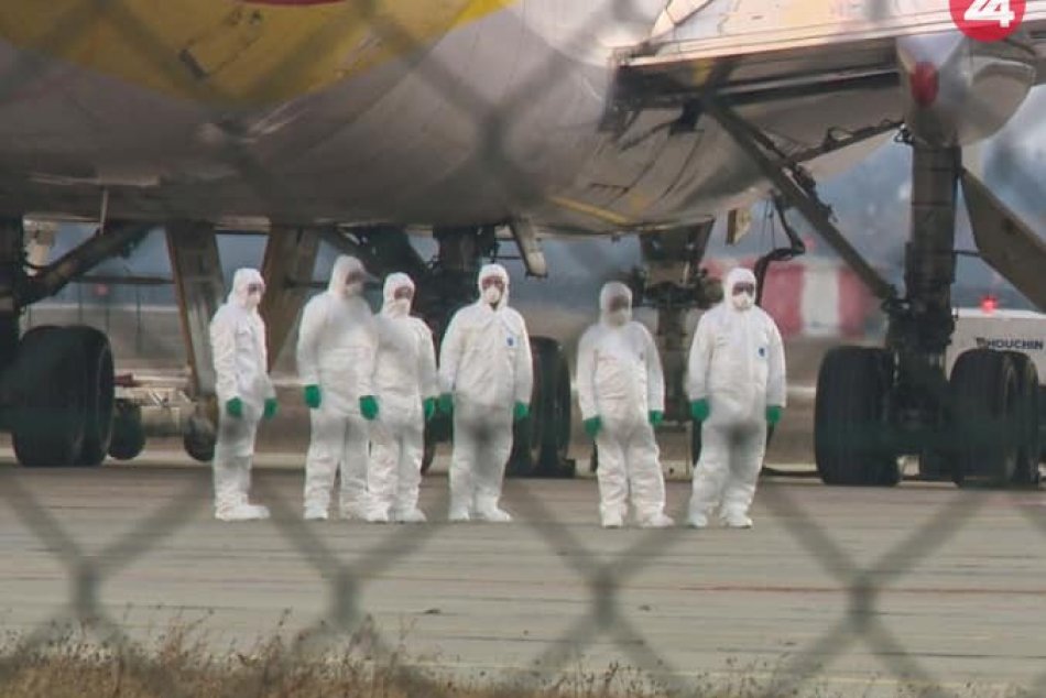 Ilustračný obrázok k článku V Bratislave pristálo lietadlo z Číny. Posádka nesmie opustiť palubu lietadla!