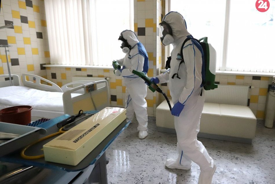 Ilustračný obrázok k článku V bystrickej nemocnici pribúdajú pacienti s COVID-19: Ako to tam vyzerá?