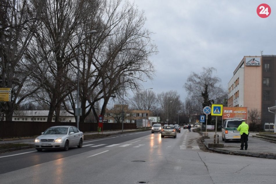 Ilustračný obrázok k článku Chodca museli ošetriť v nemocnici: Pri prechádzaní cez cestu ho zachytilo auto