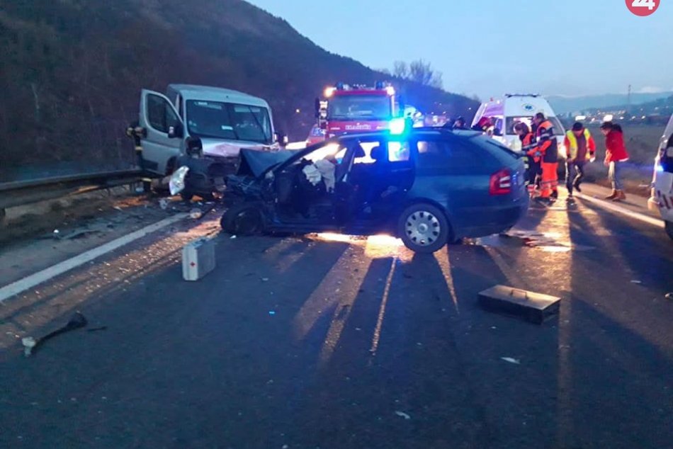 Ilustračný obrázok k článku Zrážka troch áut za Ružomberkom: Trojica ľudí sa zranila, FOTO