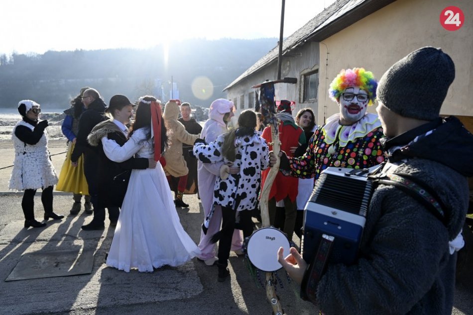 Ilustračný obrázok k článku Dedina pri Bystrici ožije TRADÍCIAMI: Fašiangovú ZABÍJAČKU oživia aj FOLKLORISTI
