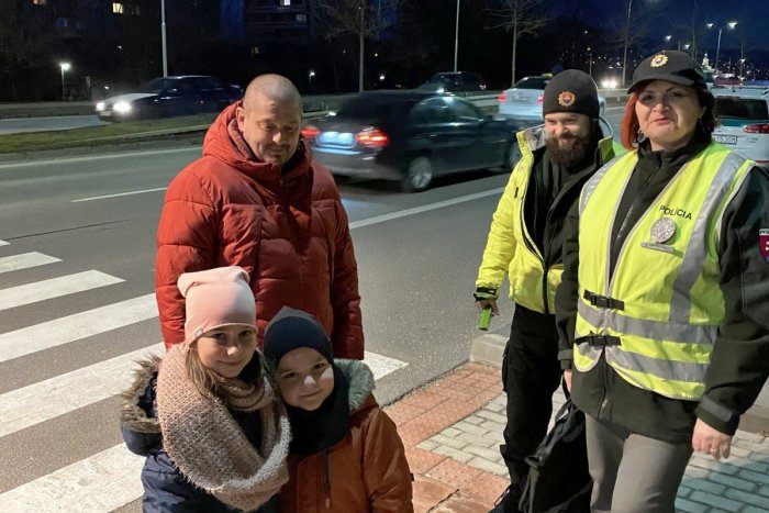 Ilustračný obrázok k článku S príchodom tmy vyšli do ulíc: Polícia si posvietila na bezpečnosť chodcov