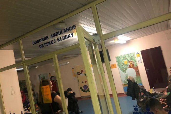 Ilustračný obrázok k článku Mamičky s deťmi na pohotovosti čakajú hodiny, často aj na zemi. Lekárka vraví, že si za to môžu samy