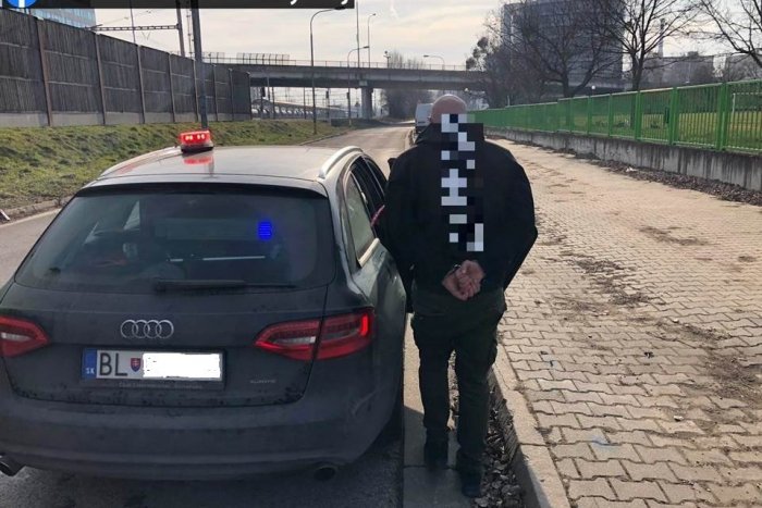 Ilustračný obrázok k článku Porušil zákaz a poslúchol až hrozbu zbraňou