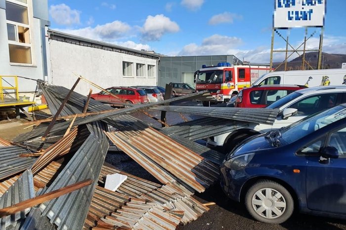 Ilustračný obrázok k článku Hrozivé ZÁBERY zo Žiaru: Vietor strhol strechu, tá spadla na autá