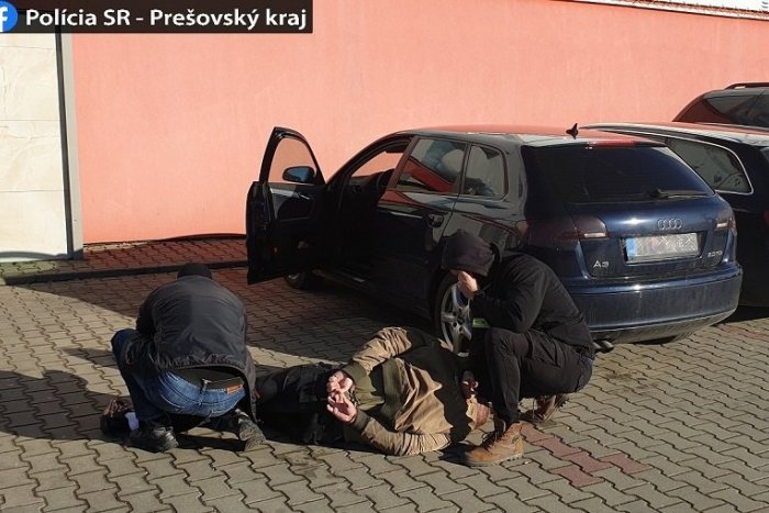 Ilustračný obrázok k článku Veľká policajná razia: Zadržali tisíce eur a pervitín. V putách ostali štyri osoby