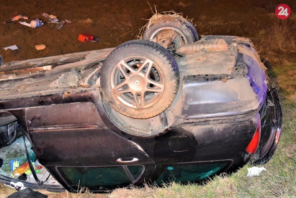 Ilustračný obrázok k článku Pri nehode na juhu Banskobystrického kraja sa PREVRÁTILO auto: Medzi zranenými je aj DIEŤA!