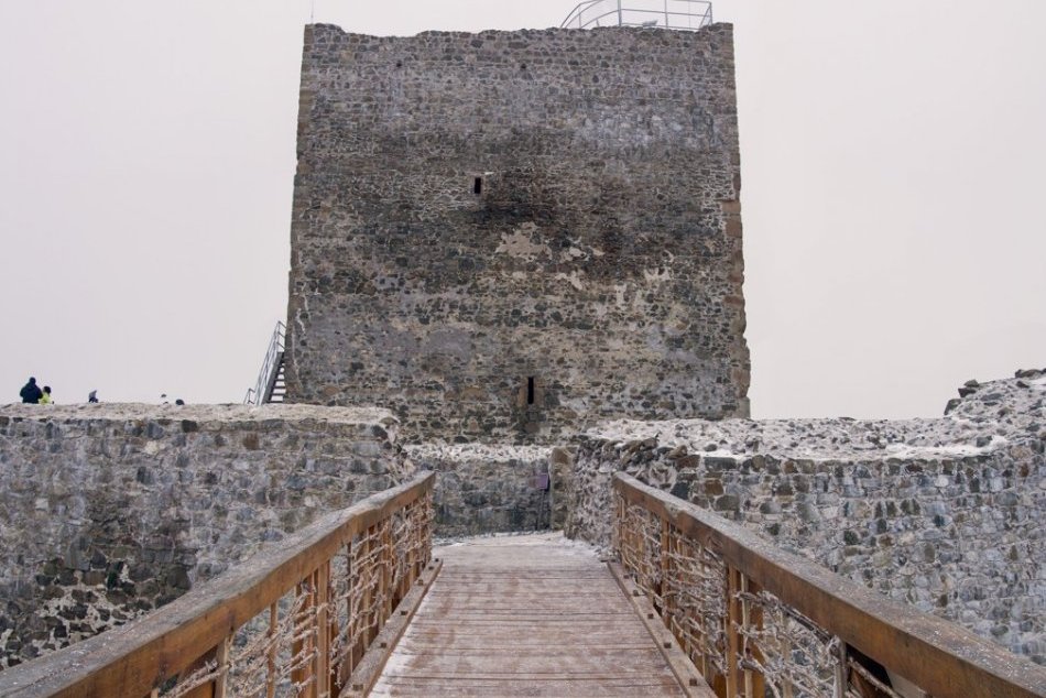 Ilustračný obrázok k článku Táborák na opekanie aj malá pozornosť: Program na Silvestra bude aj na hrade Šariš