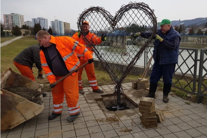 Ilustračný obrázok k článku Srdce pri Laborci má dva roky: Koľko zámkov lásky za ten čas pribudlo? FOTO