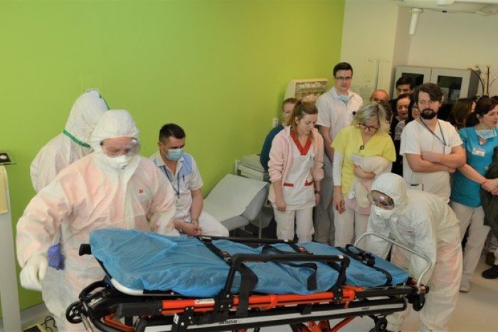 Ilustračný obrázok k článku Pacienta s koronavírusom prijali aj v prešovskej nemocnici: Takto s ním cvičili!