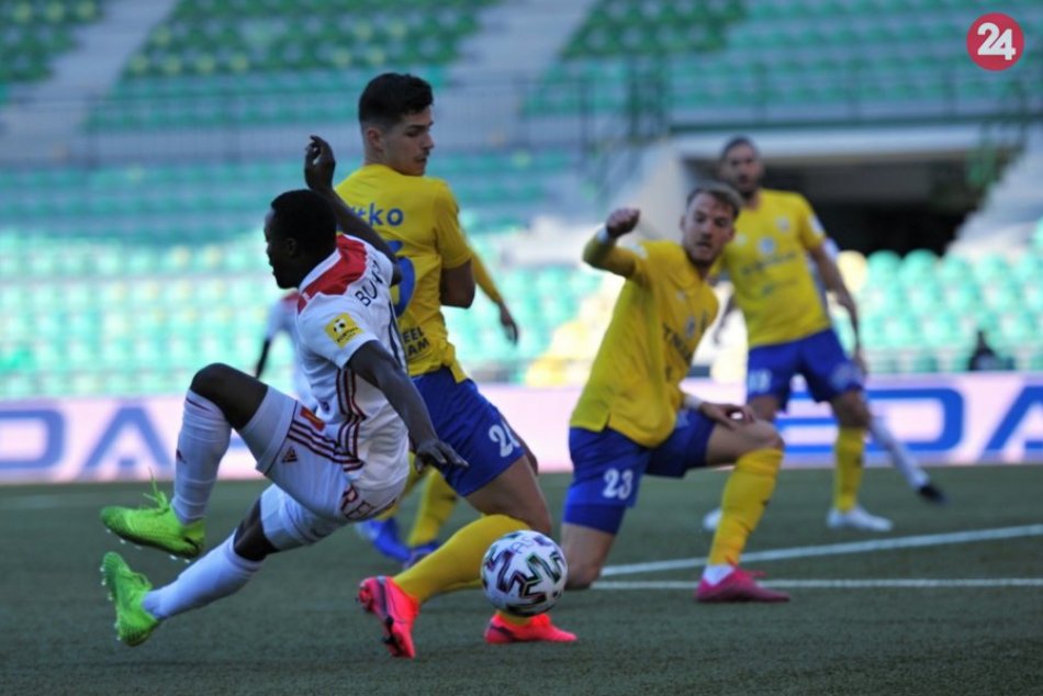 Ilustračný obrázok k článku MFK Zemplín Michalovce bojovali s tímom AS Trenčín: Lietali aj pekné hlavičky, FOTO