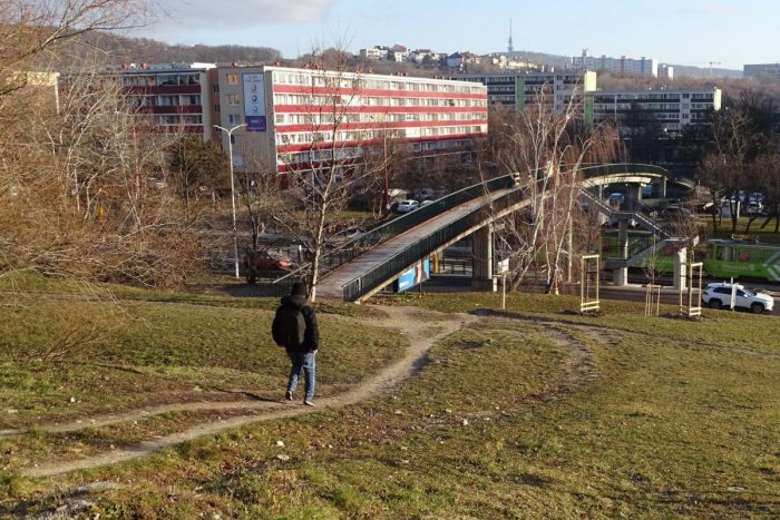 Ilustračný obrázok k článku Karlovešťania konečne nebudú chodiť po blate! Kedy pribudnú nové chodníky?