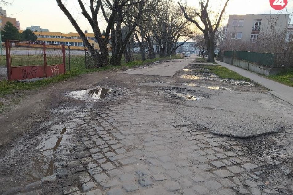 Ilustračný obrázok k článku Rozbitá cesta v centre mesta: Na reakciu sa čakalo štvrť roka, pôjde o investíciu