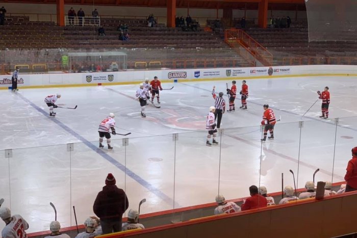 Ilustračný obrázok k článku Hokejisti s cenným bodom: Zápasovú drámu rozhodli až nájazdy