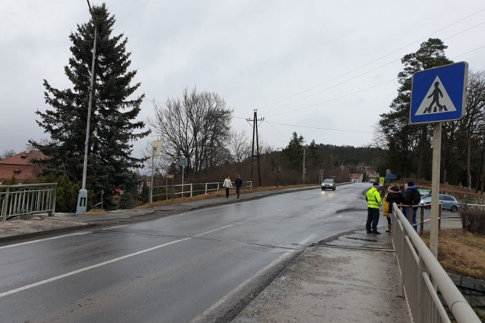 Ilustračný obrázok k článku Problémový priechod pre chodcov v Hrádku: Správa ciest reagovala