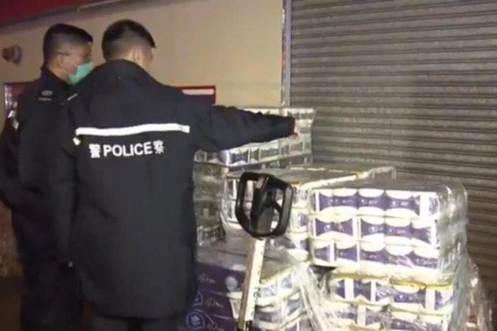 Ilustračný obrázok k článku Ozbrojení muži ukradli stovky roliek toaletného papiera