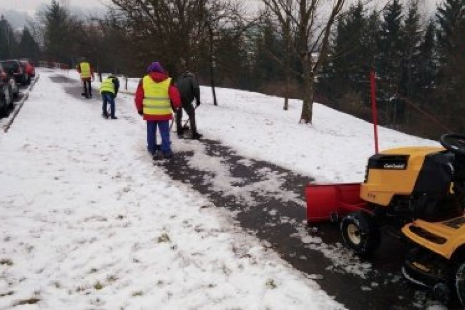 Ilustračný obrázok k článku Posýpanie chodníkov aj údržba zelene. Vďaka týmto ľuďom je v Bystrici krajšie a čistejšie