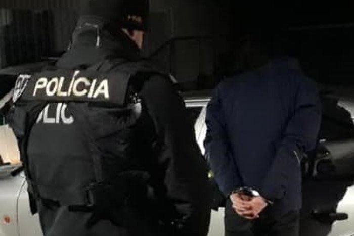 Ilustračný obrázok k článku Kriminalisti si v Žiline posvietili na drogy: Policajné zábery priamo zo zásahu