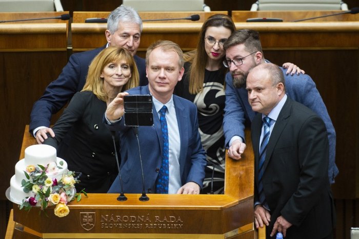 Ilustračný obrázok k článku Karimatky, spacie vaky aj pyžamá k dispozícii: Poslanci chcú spať v parlamente