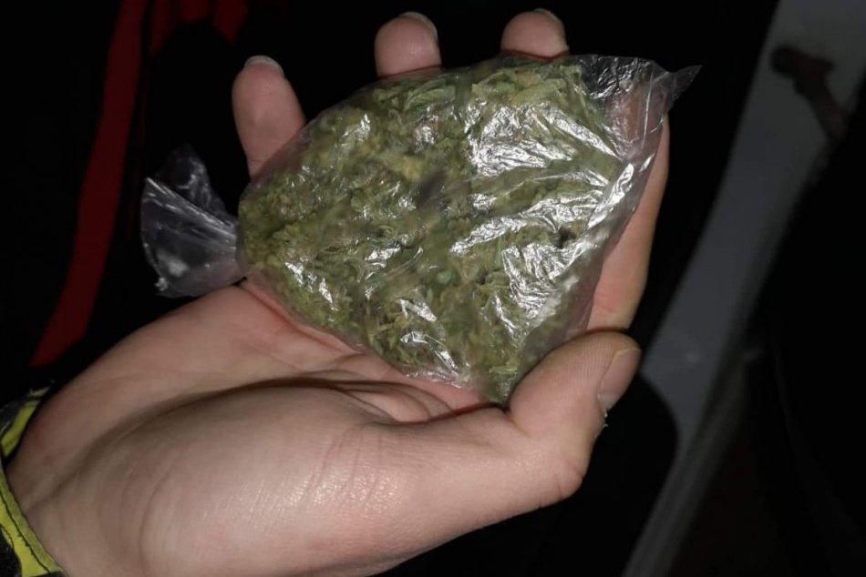 Ilustračný obrázok k článku Predaj drog pred obchoďákom: Obvinení muži (25, 23, 21) z okresu Prievidza, FOTO