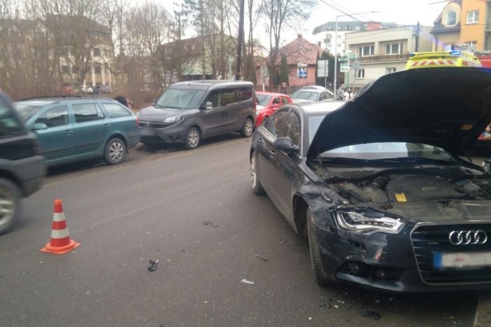 Ilustračný obrázok k článku Vodiča zastavil až múr, schytali to štyri autá: To však nie je to, čo vám zodvihne tlak