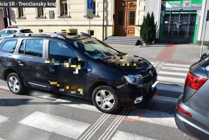 Ilustračný obrázok k článku Na prvý pohľad plecharina na trenčianskom námestí: Taxikár (24) má ale značný problém