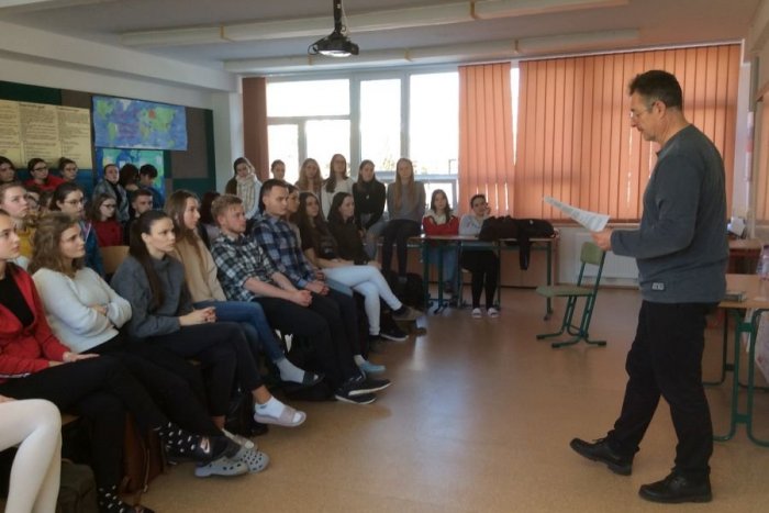 Ilustračný obrázok k článku Zaujímaví hostia u bilingvalistov: Diskusie so spisovateľom, publicistom a historikom