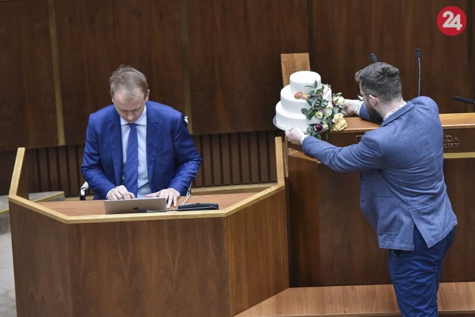 Ilustračný obrázok k článku J. Hrabko: Rebeli s tortou sadli na lep Dankovi s Ficom