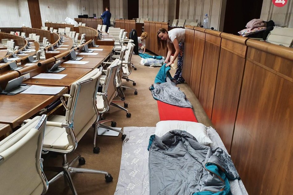 Ilustračný obrázok k článku Parlament podľa Kotlebu blokujú feťáci. Beblavý radšej odpadne, ale neuhne