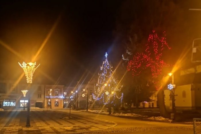 Ilustračný obrázok k článku Zabudnutá zimná výzdoba na mikulášskom námestí? Poznáme termín, kedy pôjde dole