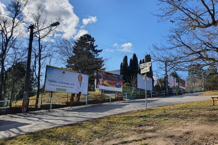 Ilustračný obrázok k článku Nelegálne bilboardy špatia plot školy na Kolibe. Prečo ich jednoducho nestrhnú?