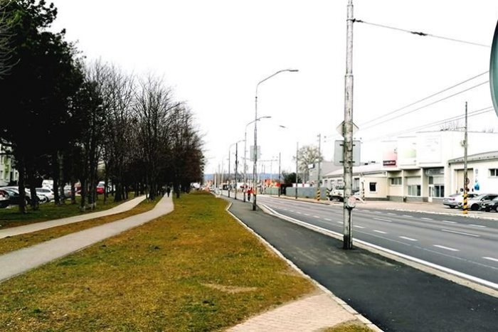 Ilustračný obrázok k článku Toto leto sa bude vo Vrakuni lepšie dýchať, rozpálený betón schladia stromy