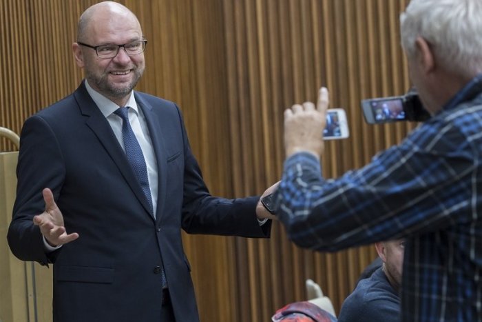 Ilustračný obrázok k článku Obvinenie Sulíka: Vraj presviedčal výrobcu, aby nedodávali rúška štátu