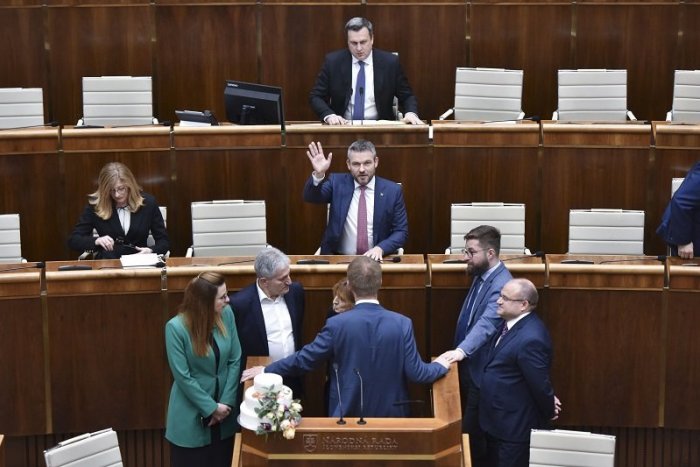 Ilustračný obrázok k článku Premiér: Hanbím sa za opozíciu. Podporiť Smerákov prišli dôchodcovia