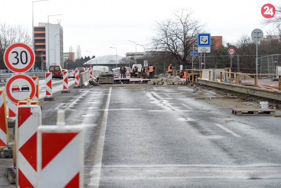 Ilustračný obrázok k článku Dopravným obmedzeniam odzvonilo: Na Univerzitnom moste spustia obojsmernú premávku