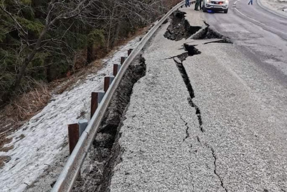 Ilustračný obrázok k článku Dopravu na poškodenej ceste medzi Bytčou a Makovom budú riadiť semafory