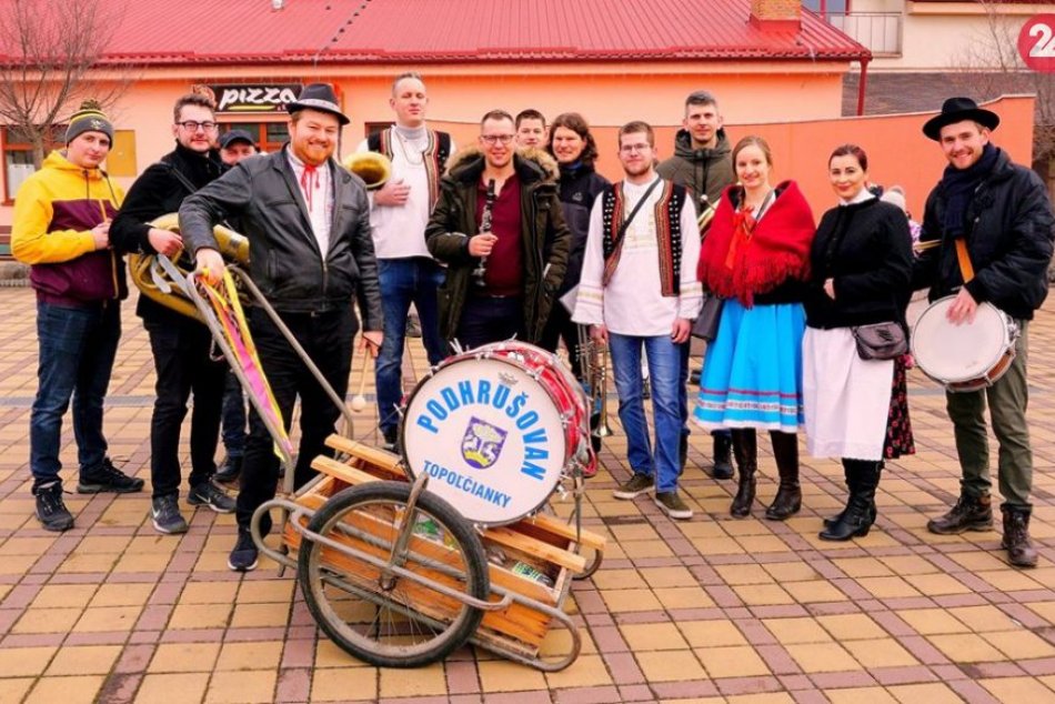 Ilustračný obrázok k článku Hudba, spev a dobrá nálada: Topoľčiankami prešiel fašiangový sprievod, FOTO