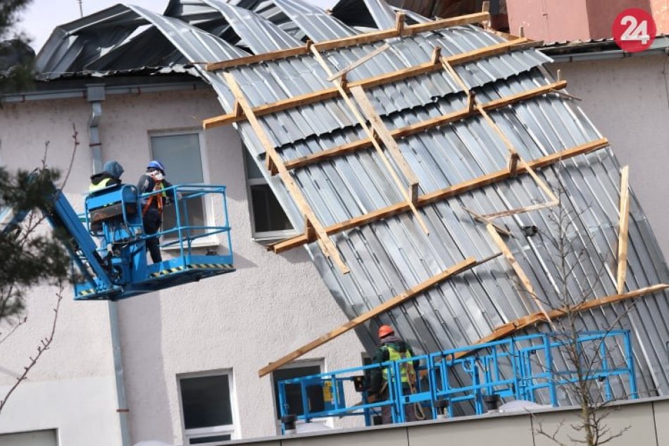 Ilustračný obrázok k článku Silný vietor strhol strechu: Mesto muselo uzavrieť cestu, FOTO