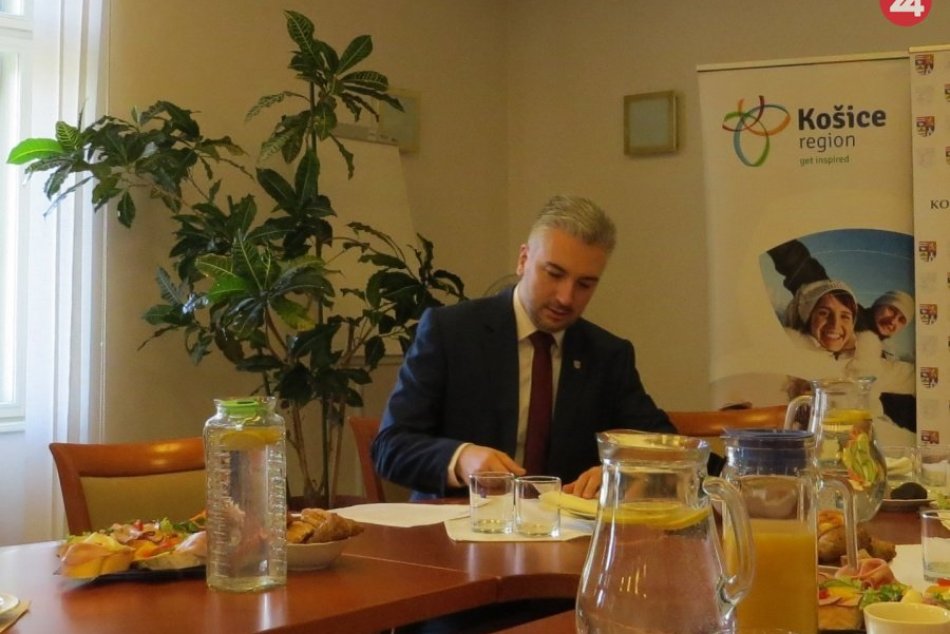 Ilustračný obrázok k článku Raňajky so županom Trnkom na FOTKÁCH: Menu kvalitných informácií